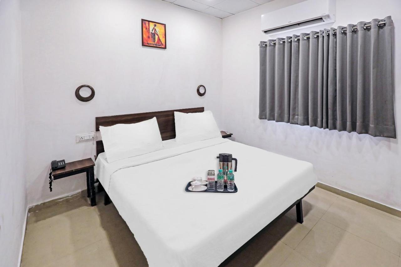 Hotel Gokul Solitaire, Surat Bhatha Exterior photo