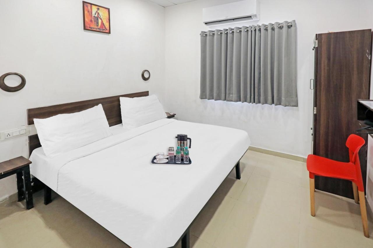 Hotel Gokul Solitaire, Surat Bhatha Exterior photo