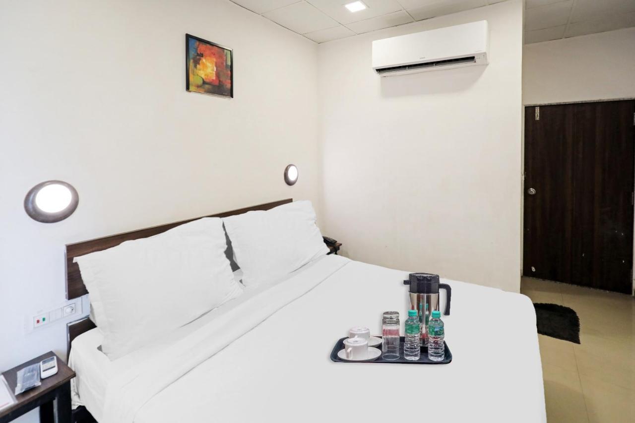 Hotel Gokul Solitaire, Surat Bhatha Exterior photo