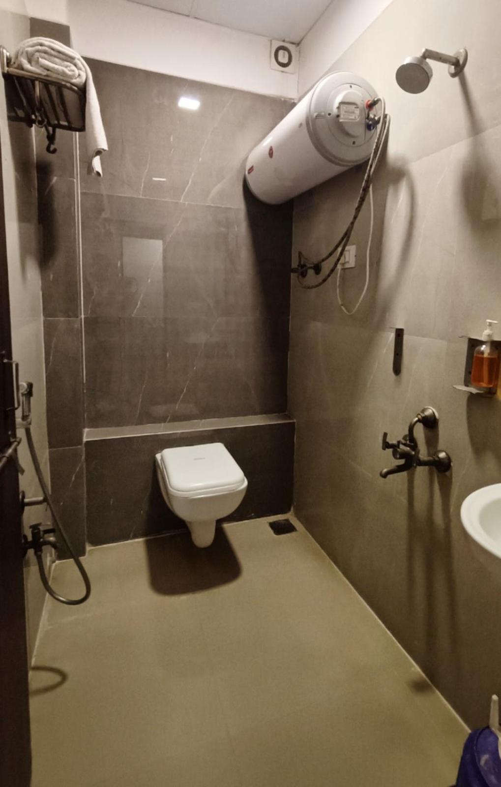 Hotel Gokul Solitaire, Surat Bhatha Exterior photo