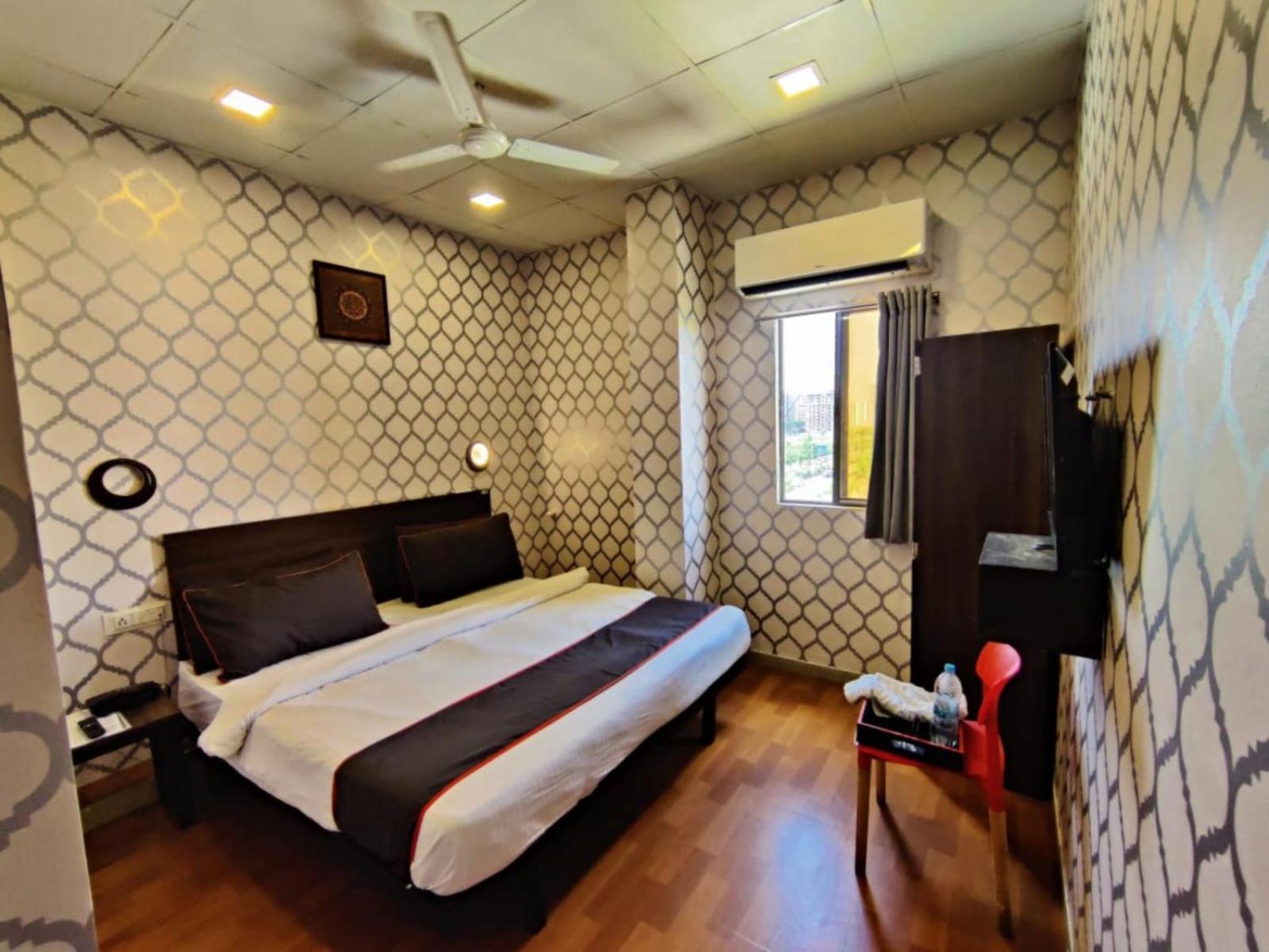Hotel Gokul Solitaire, Surat Bhatha Exterior photo
