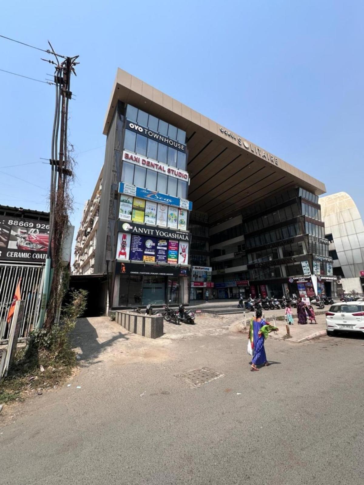Hotel Gokul Solitaire, Surat Bhatha Exterior photo