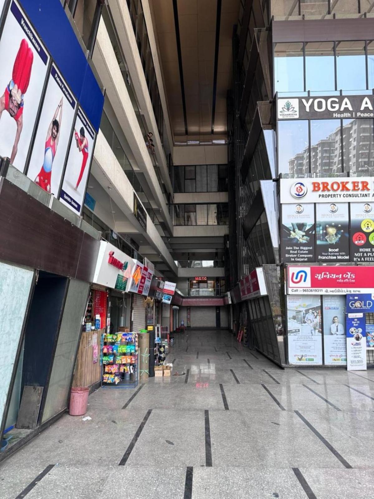 Hotel Gokul Solitaire, Surat Bhatha Exterior photo