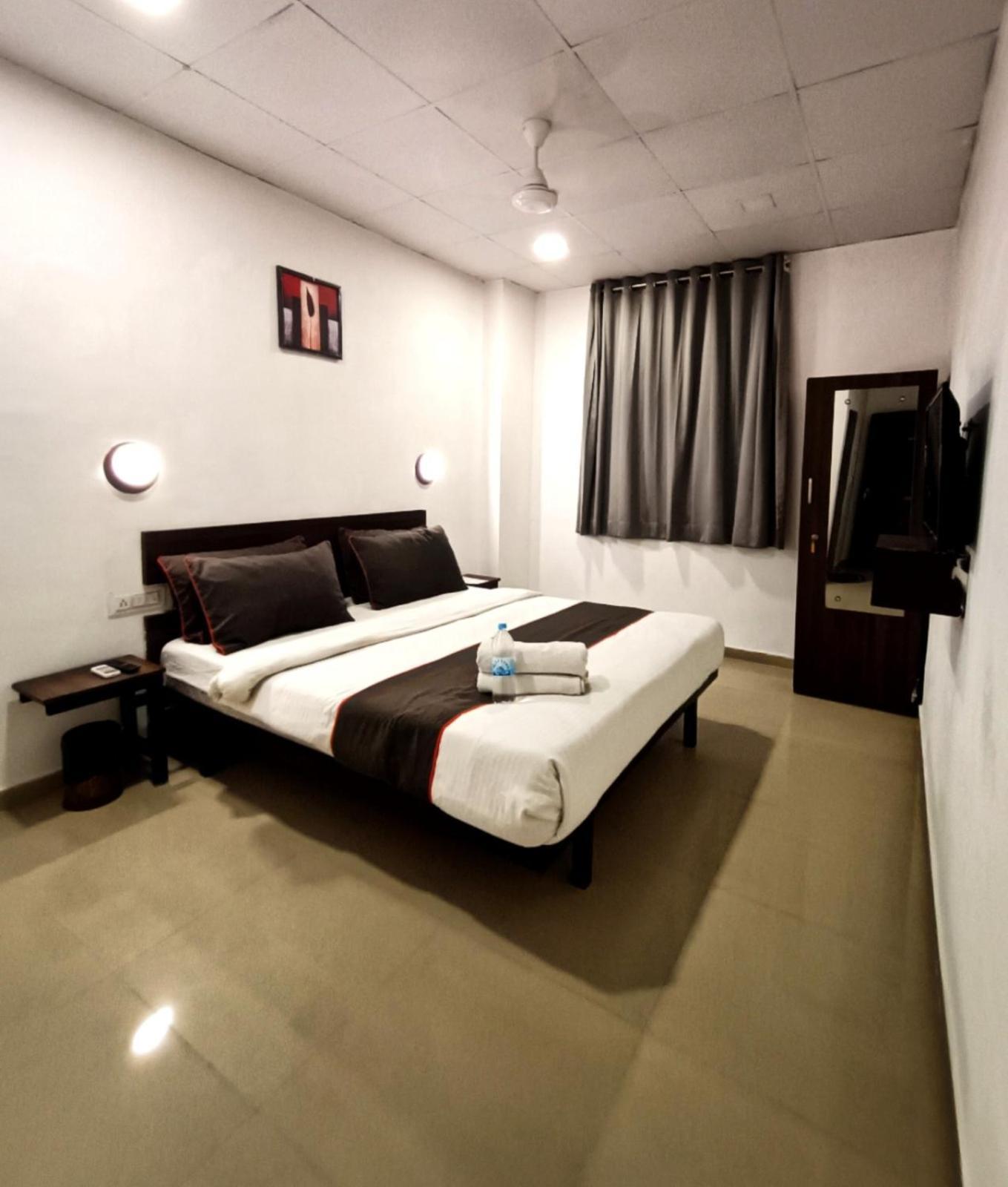 Hotel Gokul Solitaire, Surat Bhatha Exterior photo