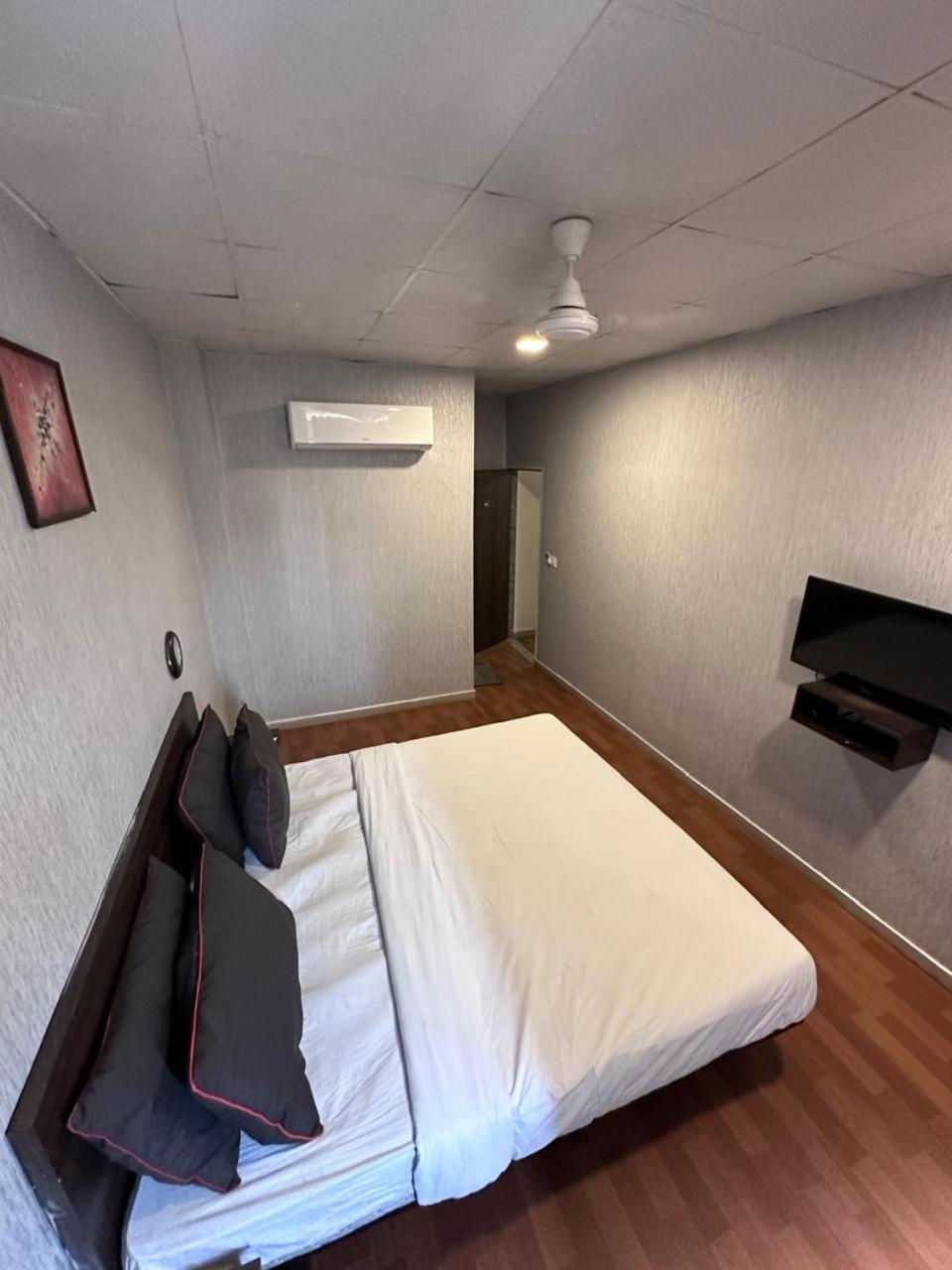 Hotel Gokul Solitaire, Surat Bhatha Exterior photo