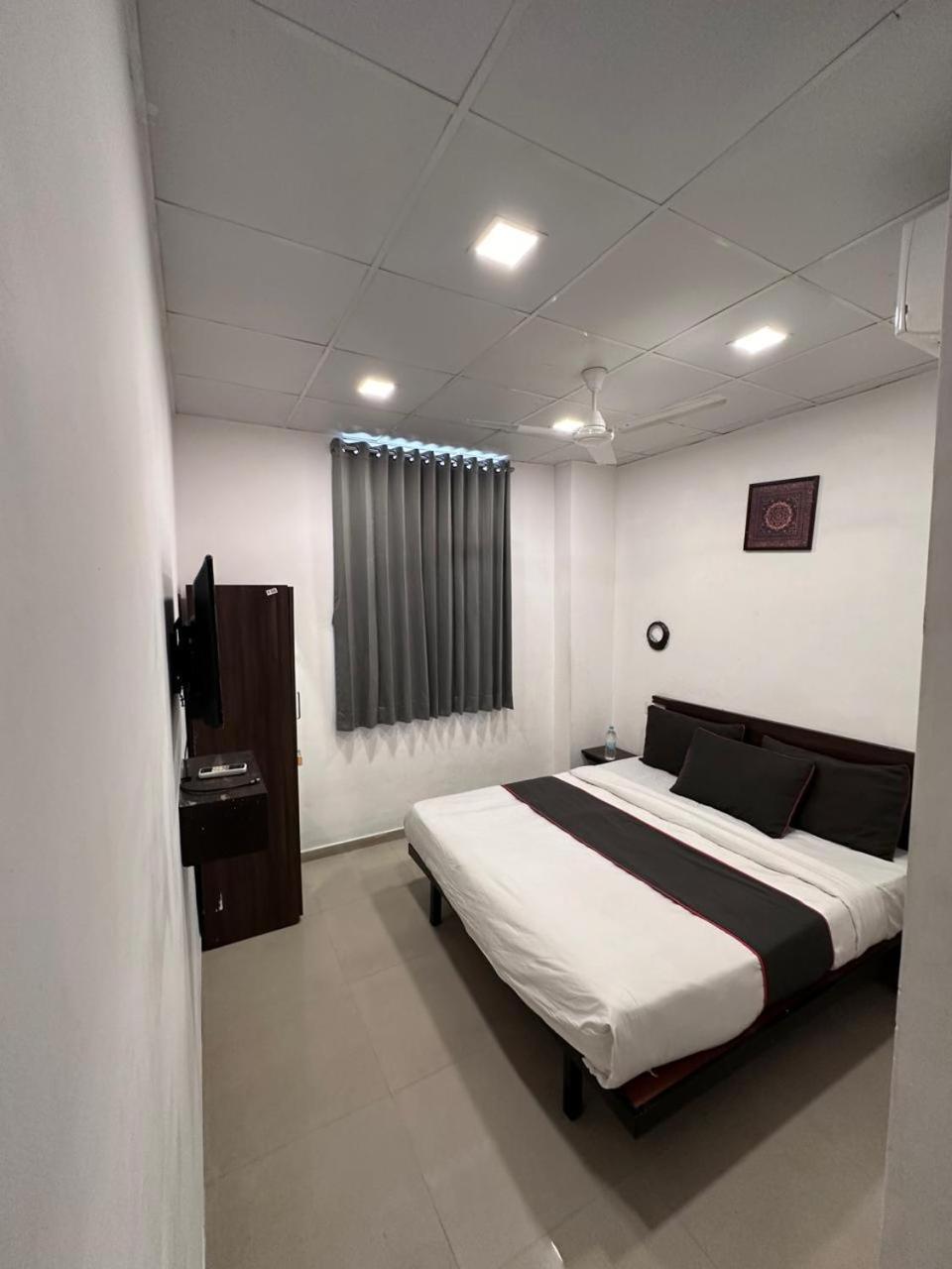 Hotel Gokul Solitaire, Surat Bhatha Exterior photo